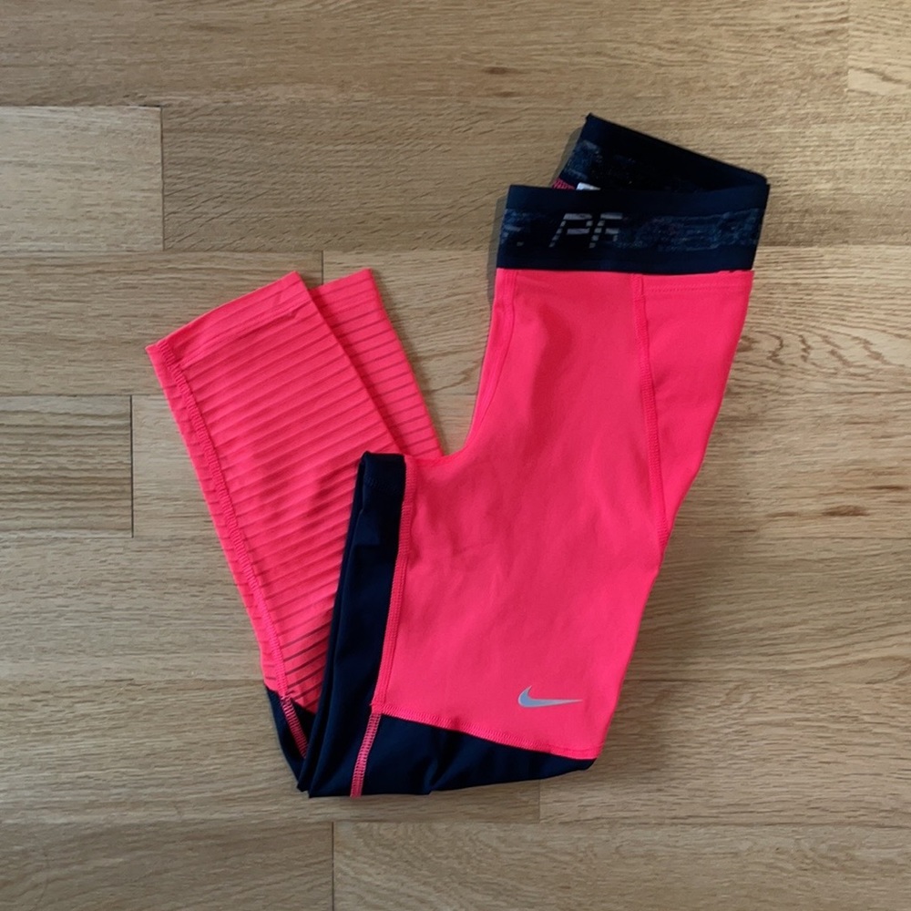 Nike Pro Women’s crop leggings